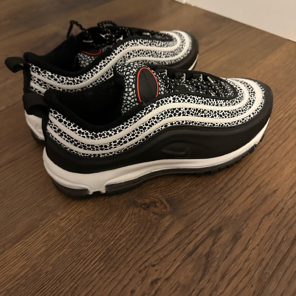 Black and white Nike air max